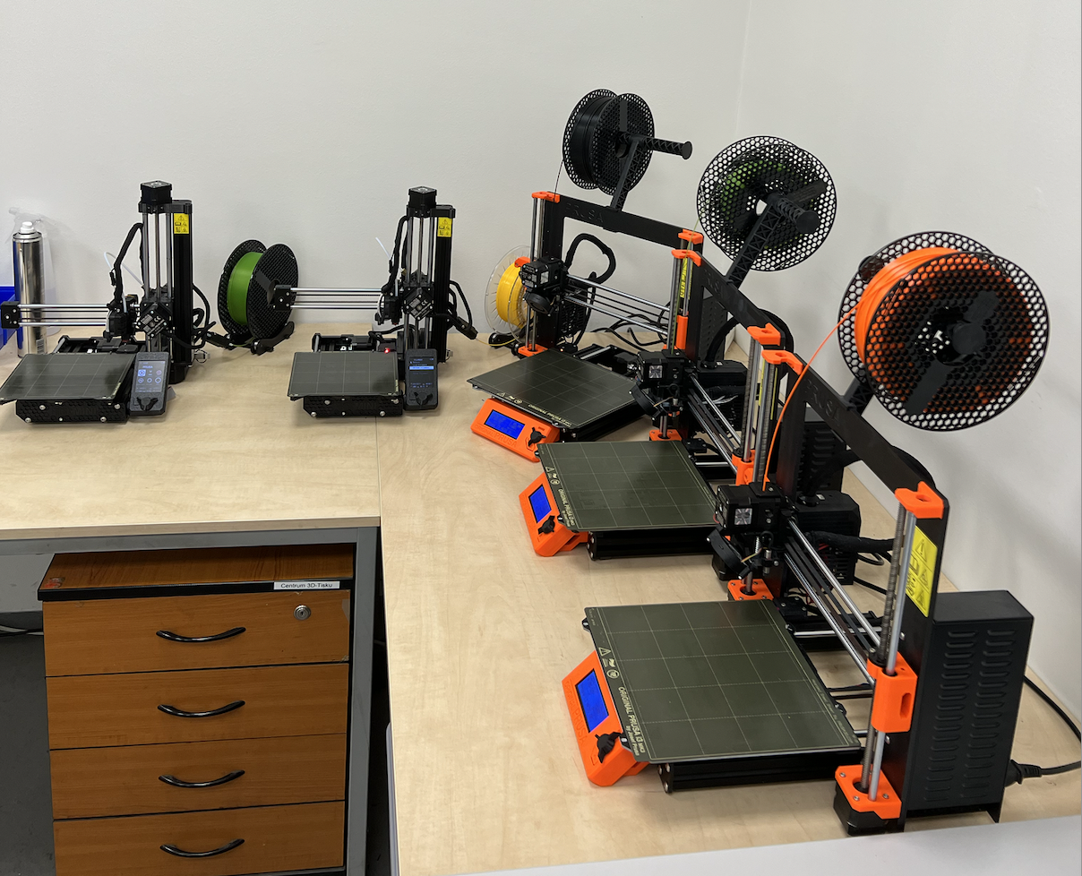 Tisková farma 5 3D-tiskáren (firma-MUBEA)